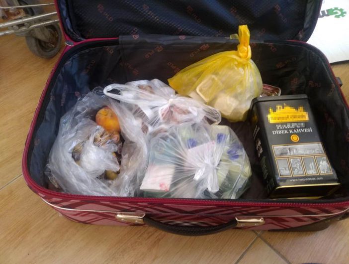Туристи з Росії намагалися вивезти валізу їжі в Туреччині