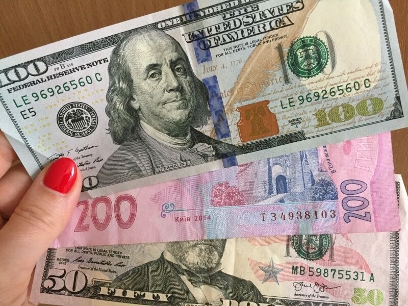 Курс долара в Україні продовжує падати