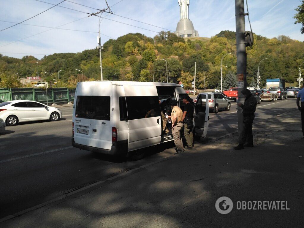 Водій пред'явив їм фальшиві документи оперативника