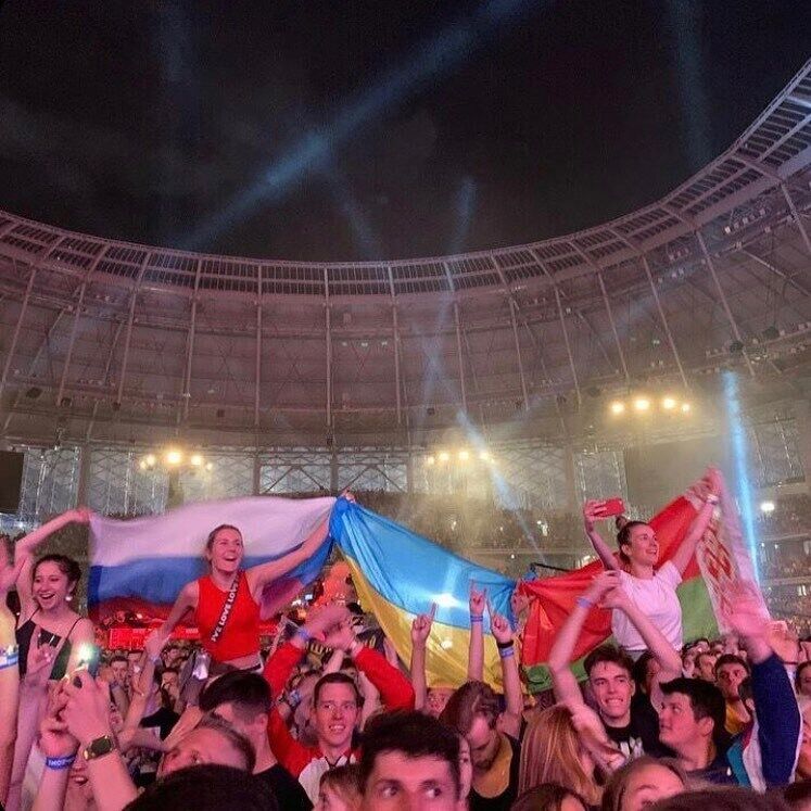 Флаг Украины на концерте Коржа