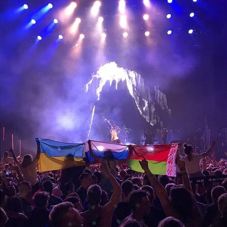 Прапори України, Росії та Білорусі на концерті Коржа