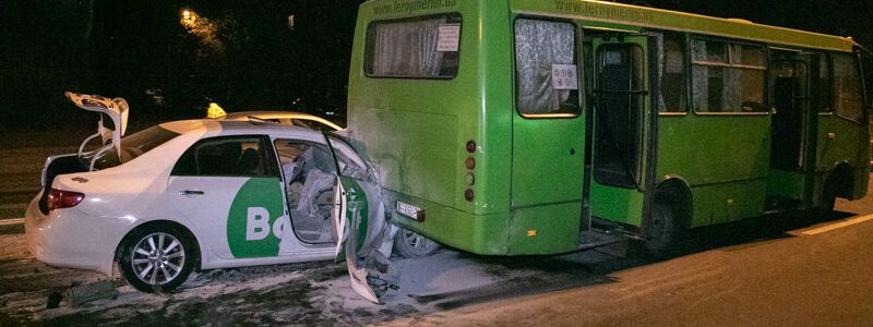 В Киеве две легковушки протаранили автобус