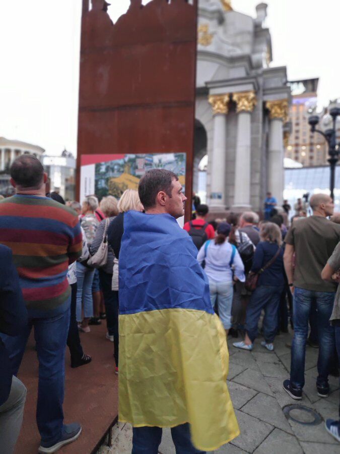На Майдане провели акцию "Красная линия"