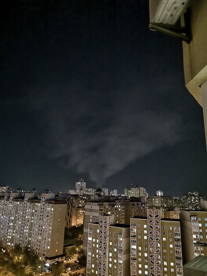 У Києві мікрорайон затягнуло чорним димом