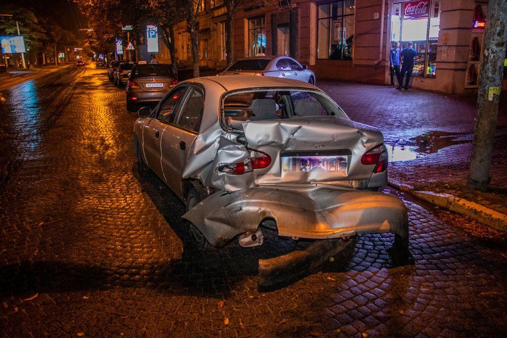 В Днепре Lexus снес дерево