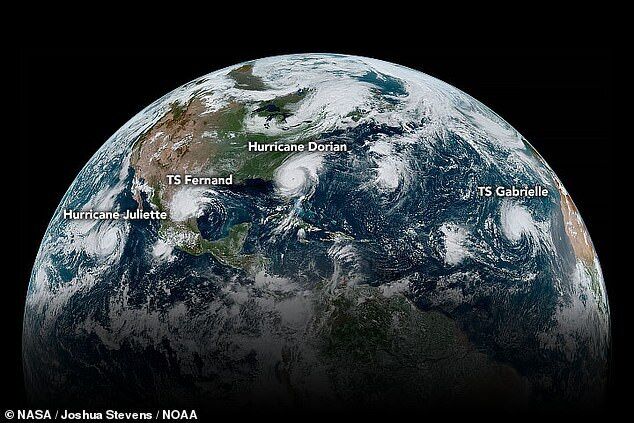Землю накроют 4 урагана