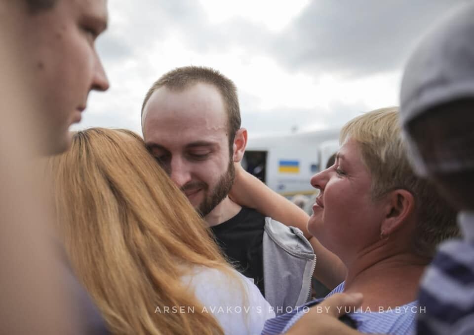 Сльози, обійми і гордість: як зустріли в'язнів Кремля в Україні