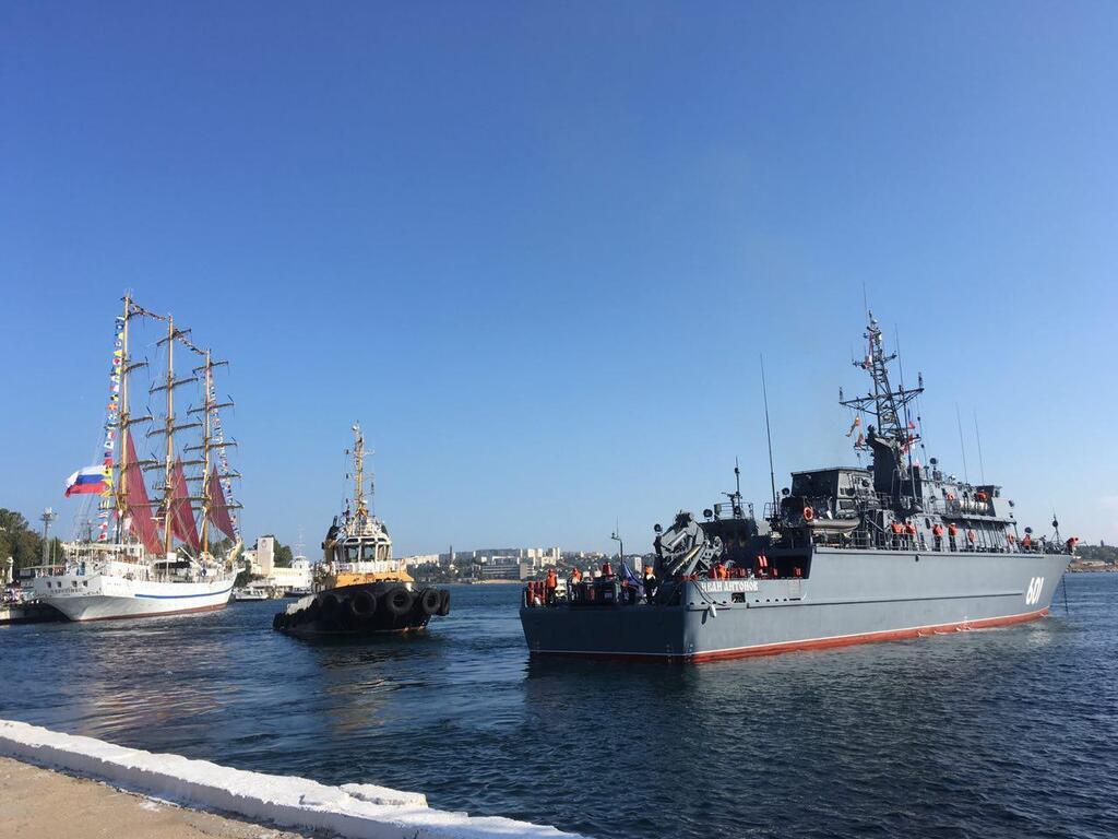 Россия стягивает корабли в Крым: прибыл новый военный тральщик
