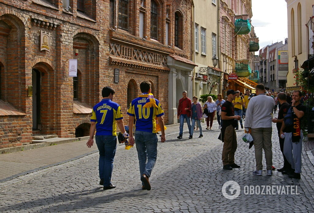 Болельщики сборной Украины встречались в самых разных футболках сборной разных времен