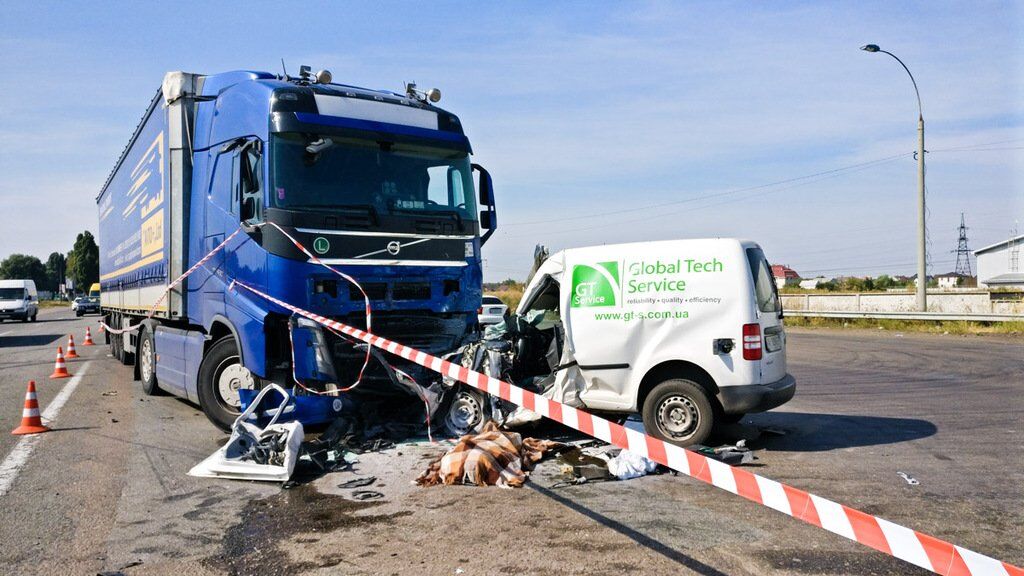 У вантажівку Volvo влетів автомобіль Volkswagen