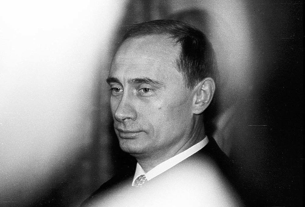 Председатель Правительства России Владимир Путин во время голосования на выборах. Фото Геннадий Черкасов. 1996 г.