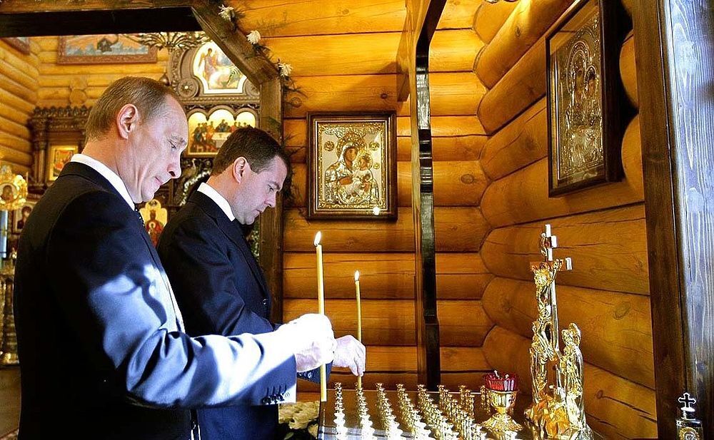 Дмитрий Медведев и Владимир Путин в часовне на территории резиденции главы государства ставят свечи в память о погибших в авиакатастрофе под Смоленском. 2010 г.