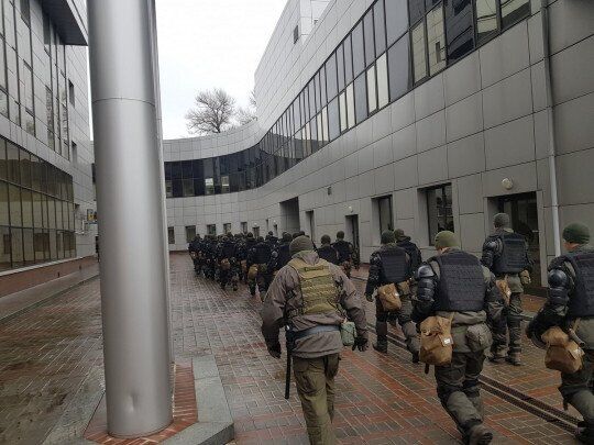 Під Київським апеляційним судом зібрали правоохоронців