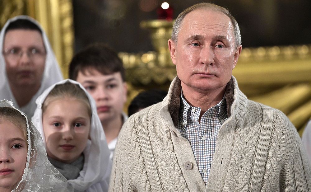 Владимир Путин в кардигане от Loro Piana
