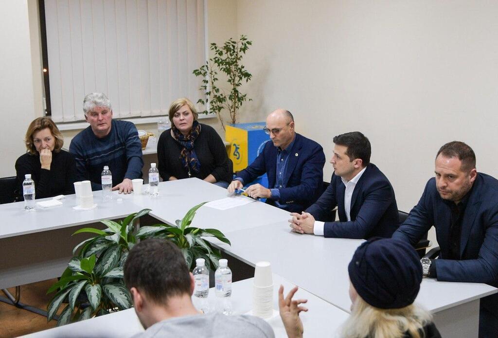Зеленский публиковал фото со встречи с родственниками погибших украинцев