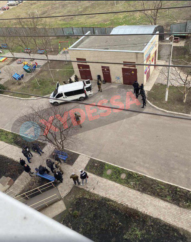 В Одессе мужчина устроил стрельбу по детям