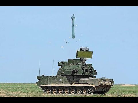 ЗРК "Тор-М1" выпускает ракету