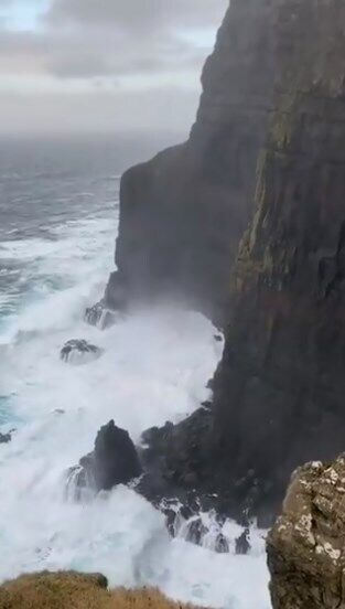 На Фарерских островах заметили водопад наоборот
