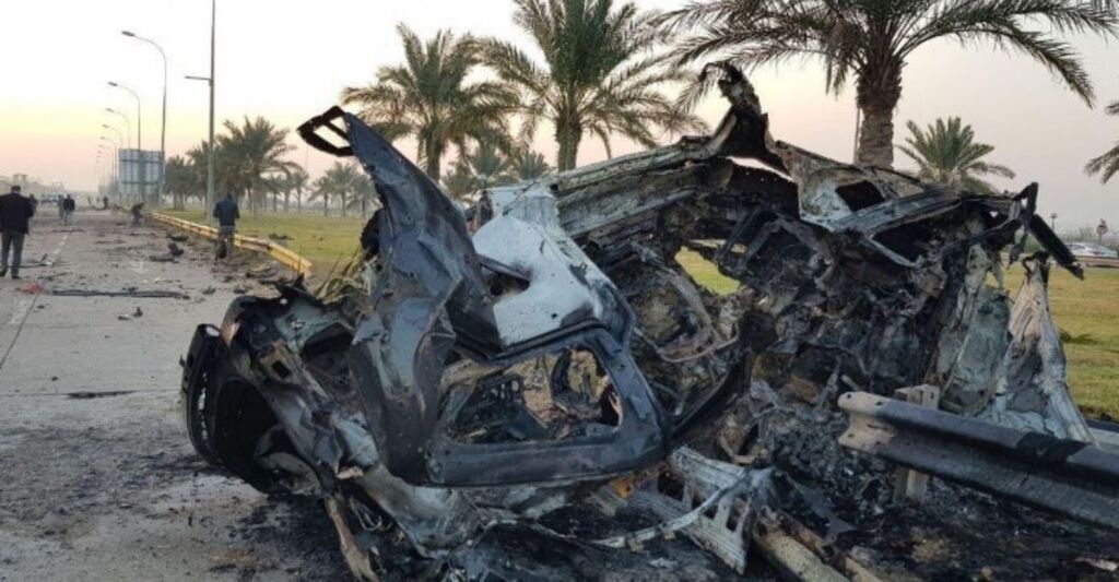 Взорванный в результате атаки американского дрона автомобиль кортежа, в котором ехал иранский генерал Касем Сулеймани