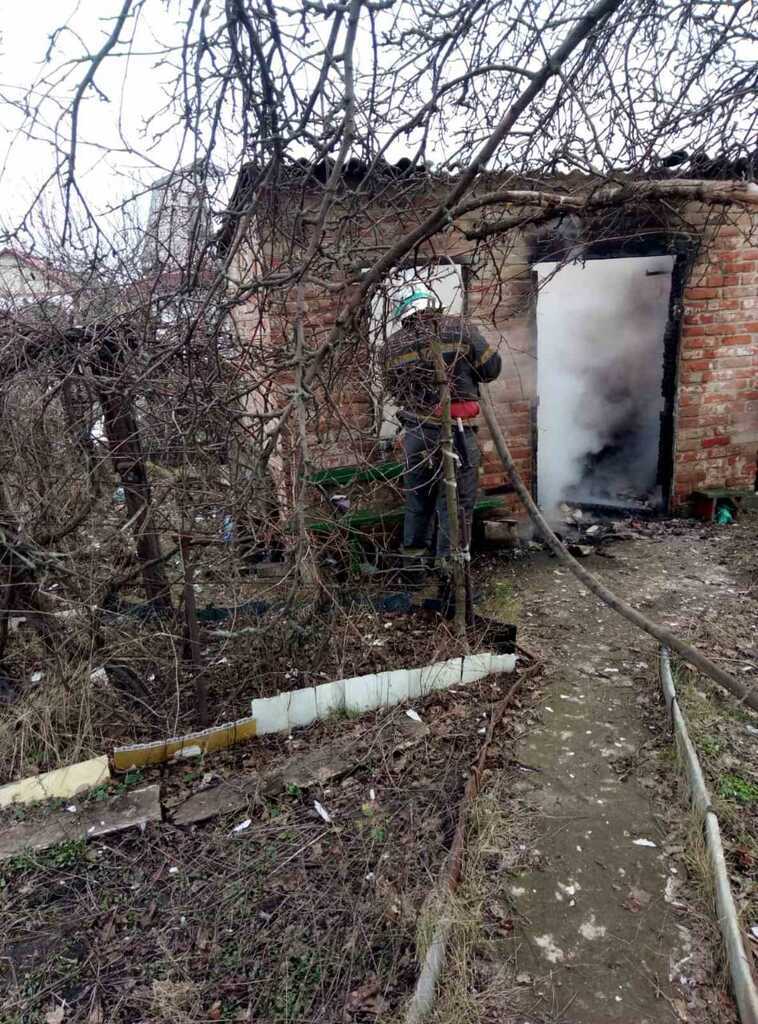 Під Дніпром на пожежі рятувальники знайшли обгоріле тіло чоловіка. Фото