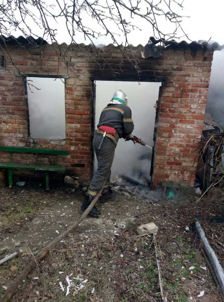 Под Днепром на пожаре спасатели нашли обгоревшее тело мужчины. Фото
