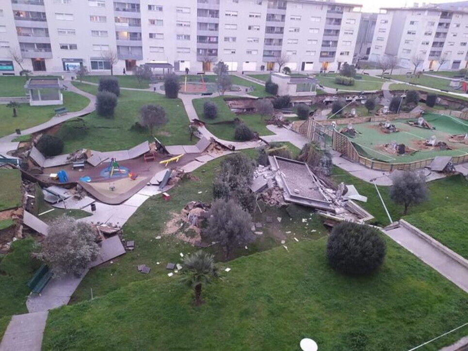 В Испании ушла под землю детская площадка