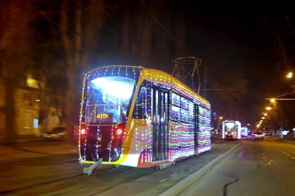 Для одесских детдомовцев устроили рождественский парад трамваев