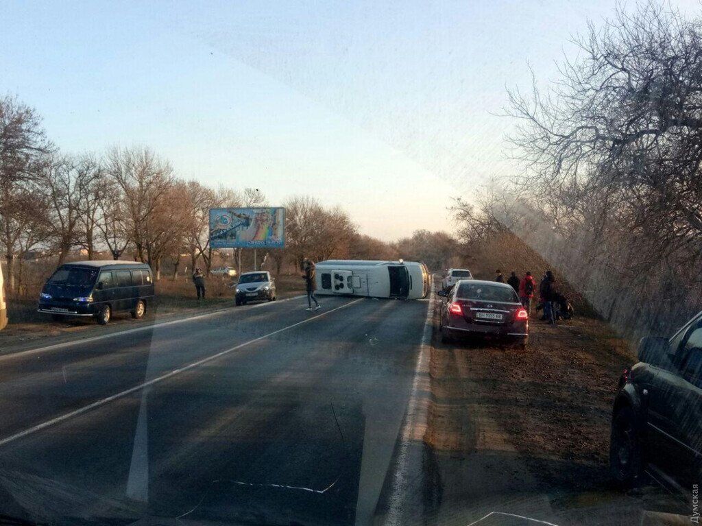 Пассажирский микроавтобус перевернулся на трассе Одесса-Южный