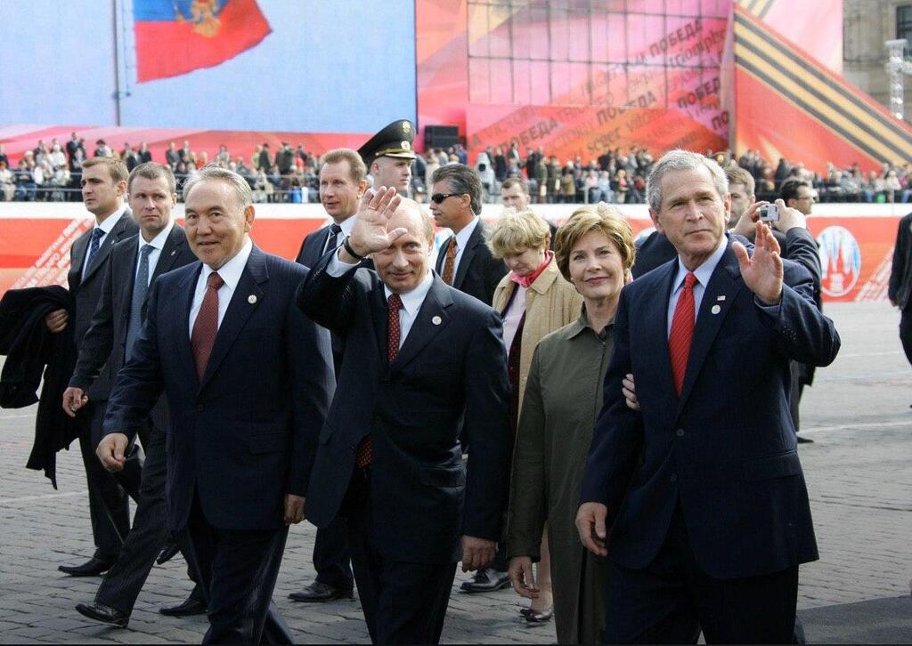 В России показали архивные фото Путина