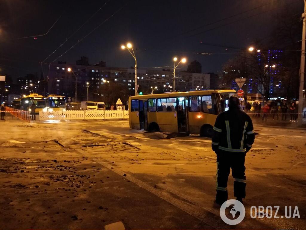 В Киеве прорвало теплосеть возле Ocean Plaza