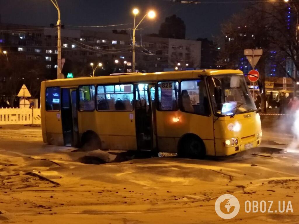 В Киеве прорвало теплосеть возле Ocean Plaza