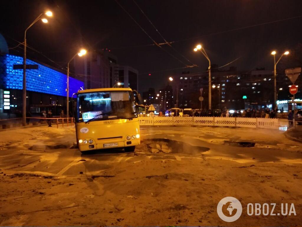 У Києві прорвало тепломережу біля Ocean Plaza