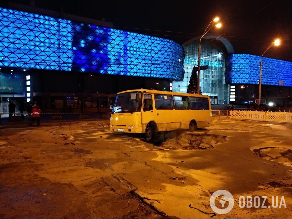 В Киеве прорвало теплосеть возле Ocean Plaza