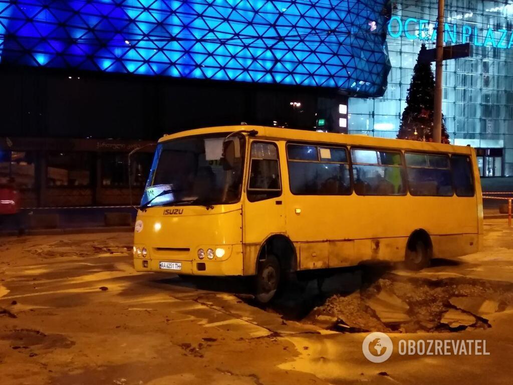 В Киеве прорвало теплосеть возле Ocean Plaza