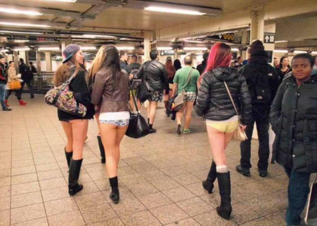Флешмоб "Без штанов в метро" в Нью-Йорке