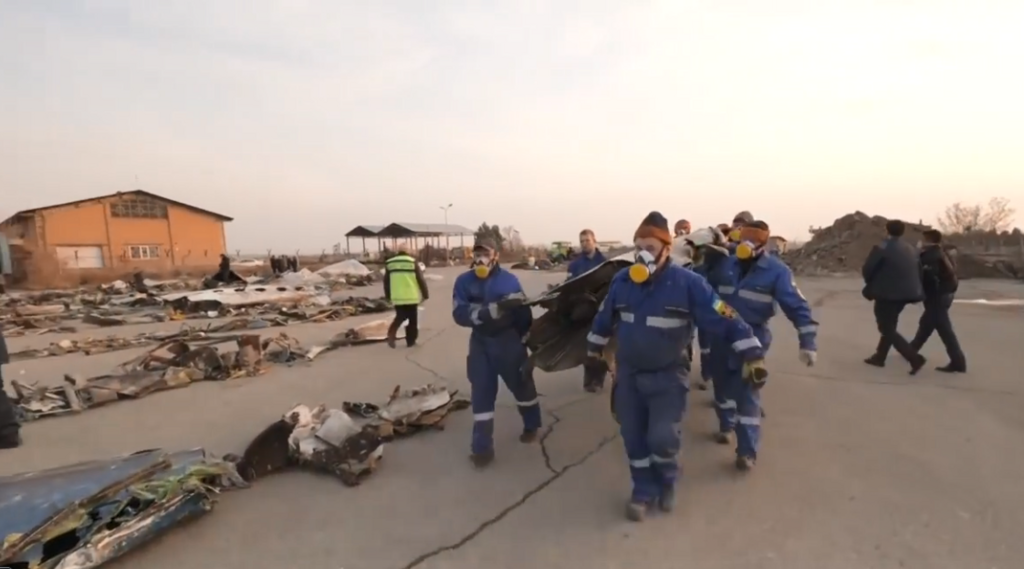 Спасатели разбирают обломки самолета МАУ