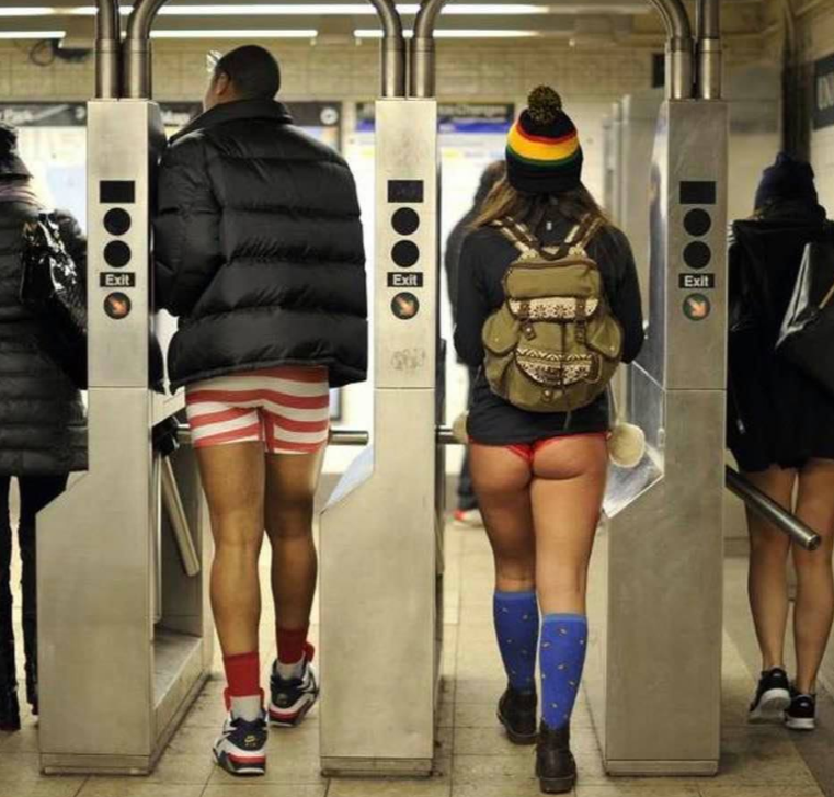 Флешмоб "Без штанов в метро" в Нью-Йорке