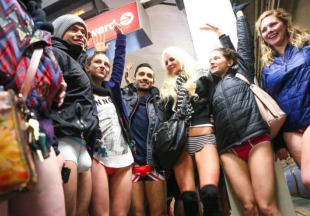 Флешмоб "Без штанів у метро" у Нью-Йорку