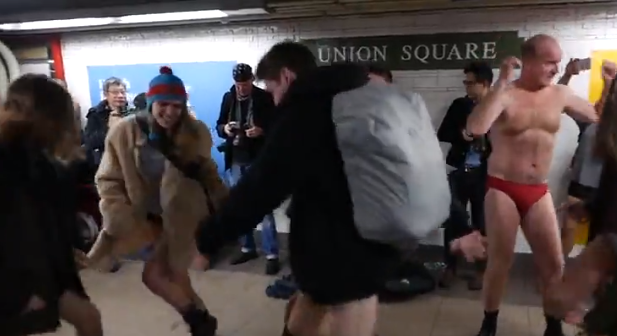 В метро без штанов: по всему миру прокатился "голый" флешмоб. Фото и видео