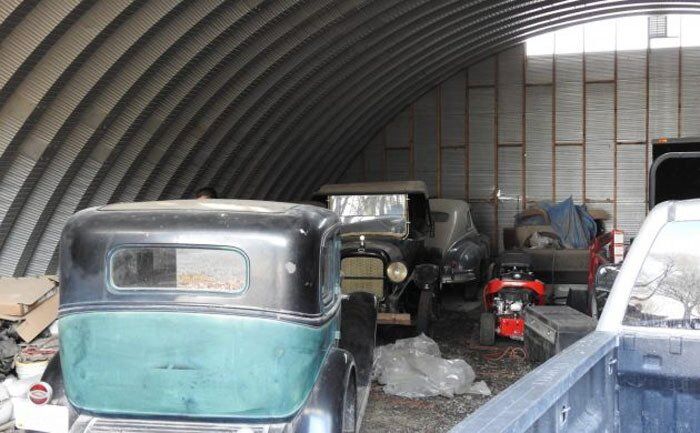 Двое мужчин обнаружили в ангаре 15 покинутых авто довоенной эпохи