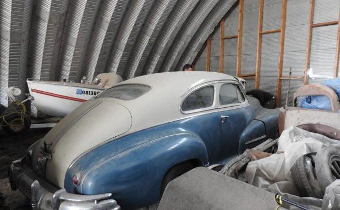 Двое мужчин обнаружили в ангаре 15 покинутых авто довоенной эпохи