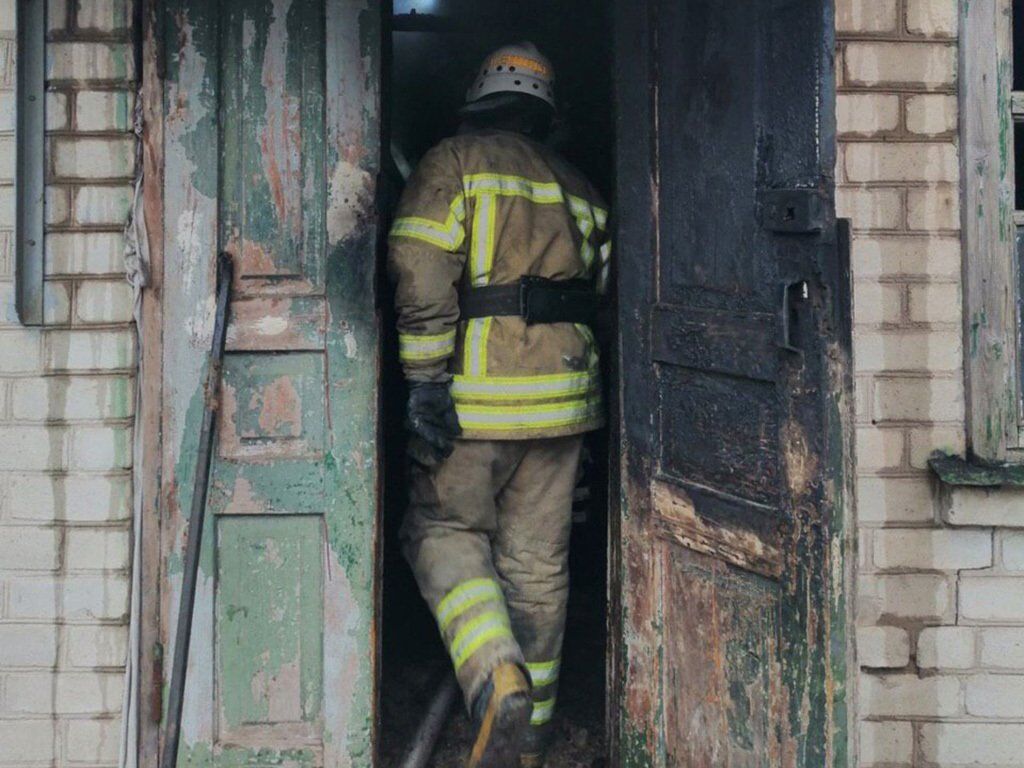 В Кривом Роге пожарные вынесли из горящего дома мужчину