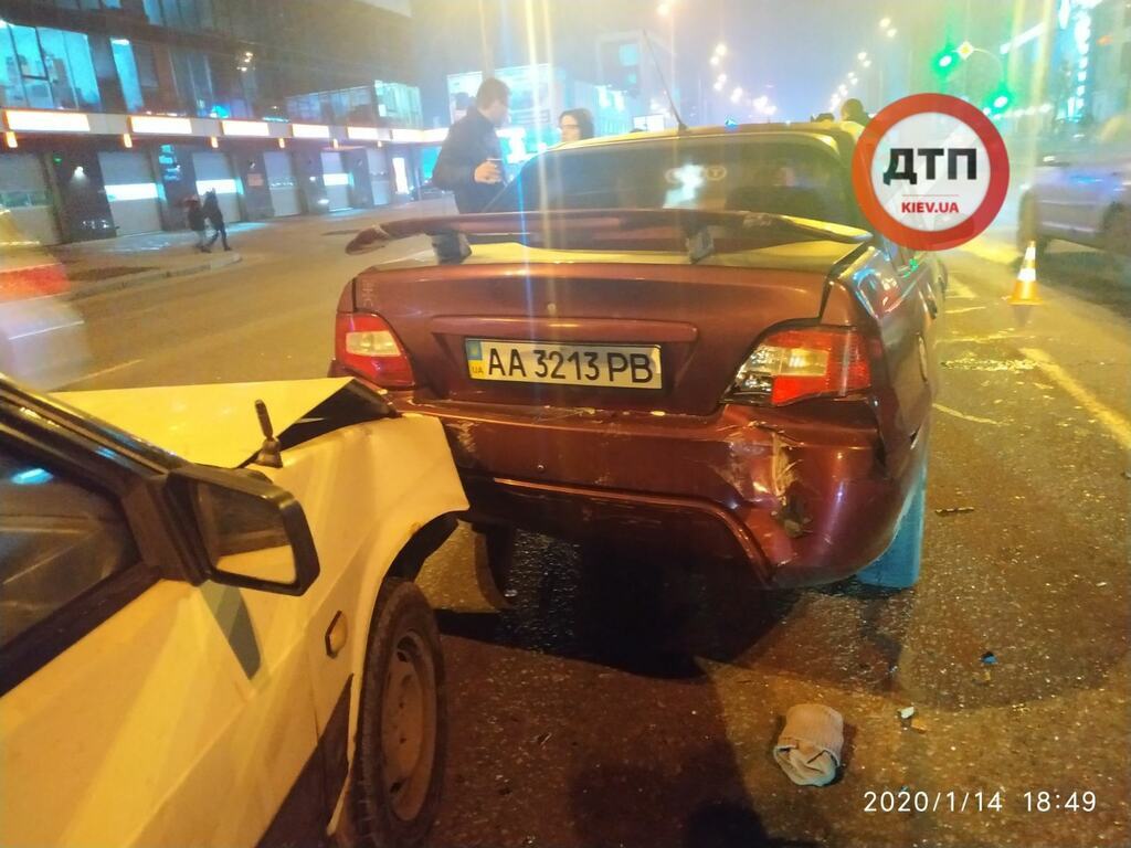 В Киеве Toyota на скорости влетела в пробку: фото и видео "паровозика"