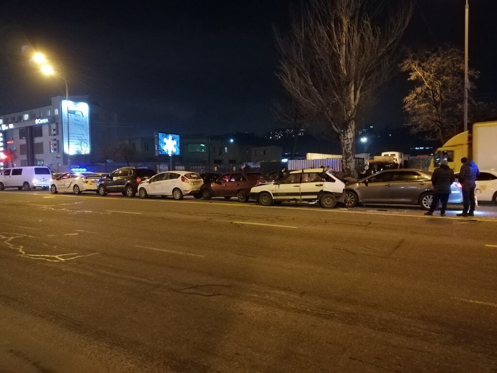 У Києві Toyota на швидкості влетіла в пробку: фото і відео "паровозика"