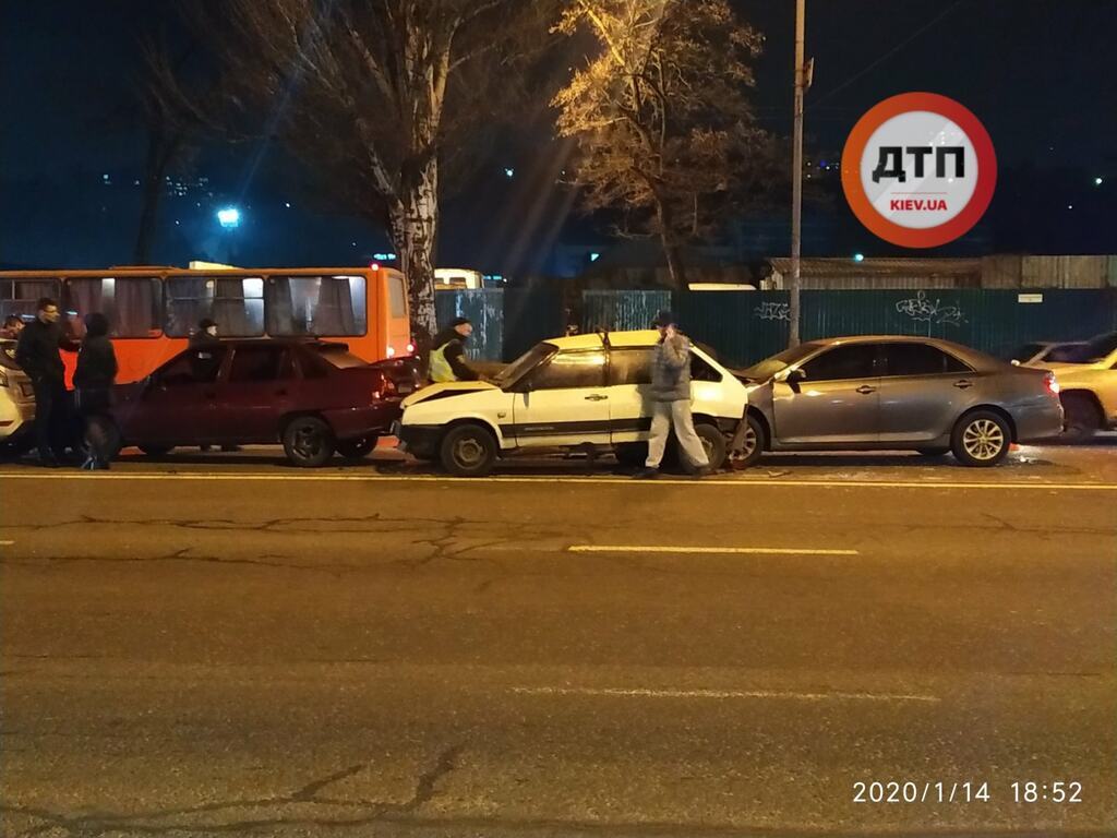У Києві Toyota на швидкості влетіла в пробку: фото і відео "паровозика"