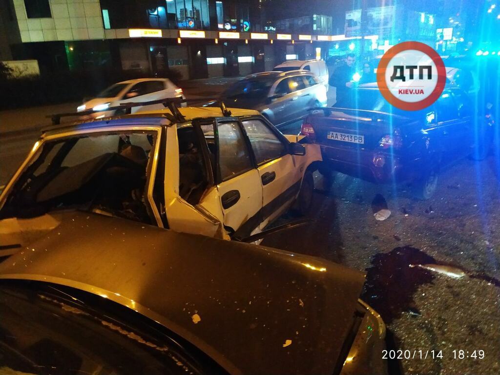У Києві Toyota на швидкості влетіла в пробку: фото і відео "паровозика" з 6 авто