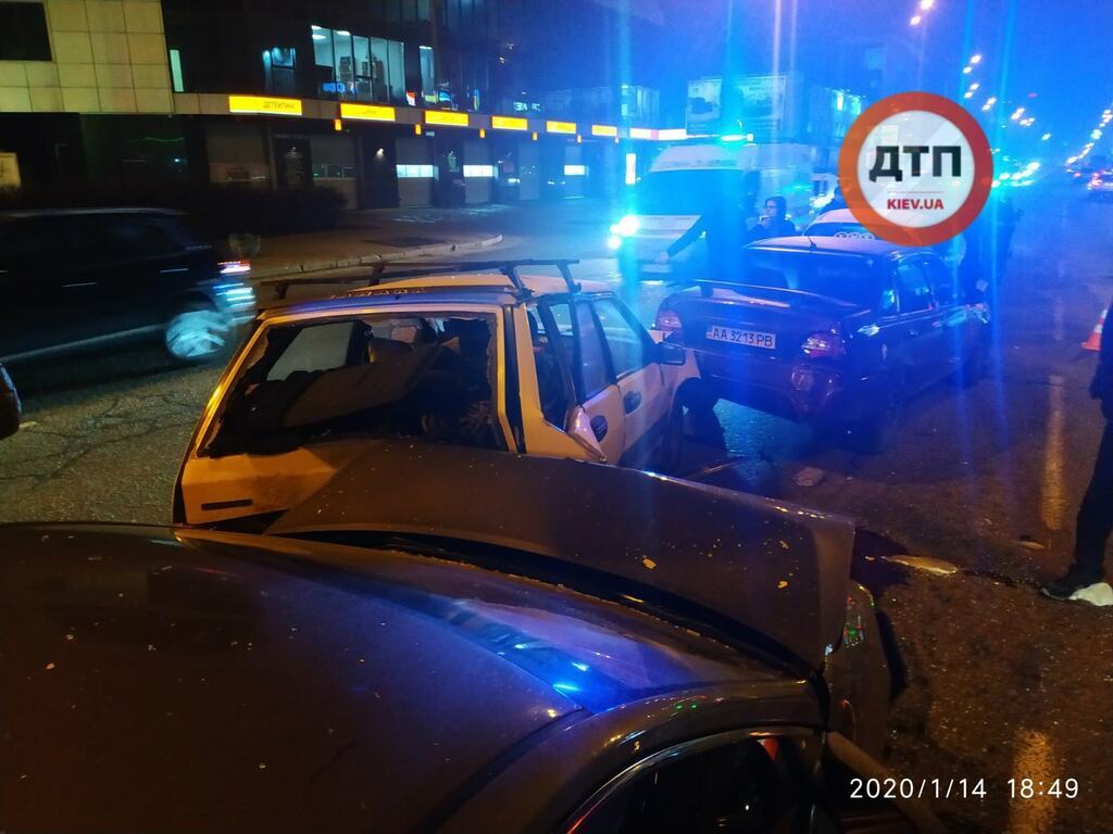 В Киеве Toyota на скорости влетела в пробку: фото и видео "паровозика" из 6 авто