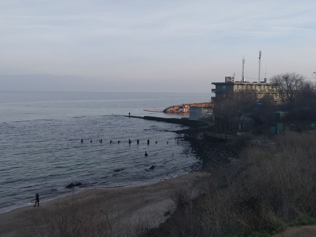 Появились свежие фото затонувшего у Одессы танкера Delfi