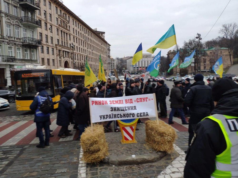 Протестувальники перекрили центр Києва