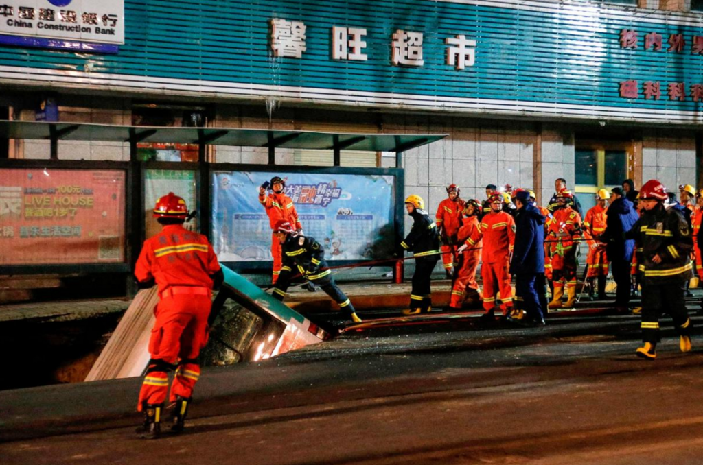 В Китае автобус ушел под землю